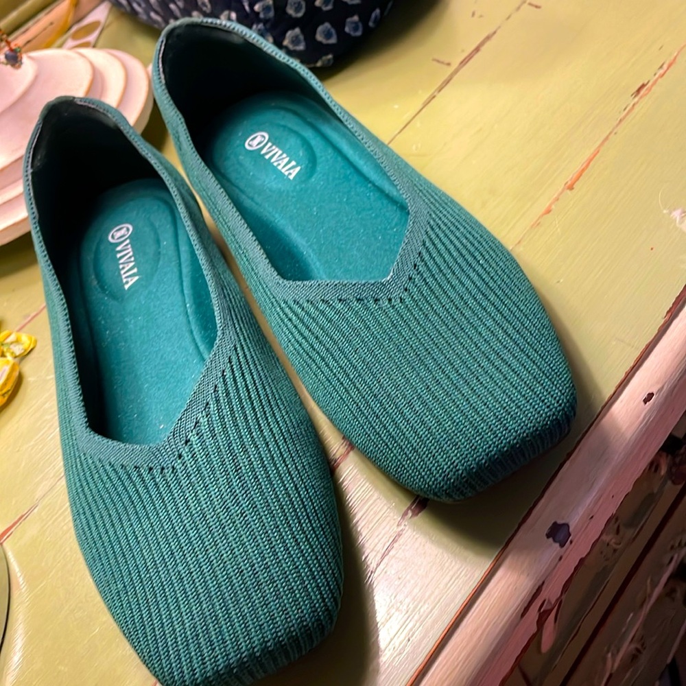 Forest Green Vivala flats! Brand new never worn!  Size 9, Euro 40